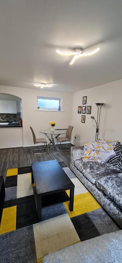 1 Bedroom Service Apartment With Netflix Уэст-Таррок Экстерьер фото