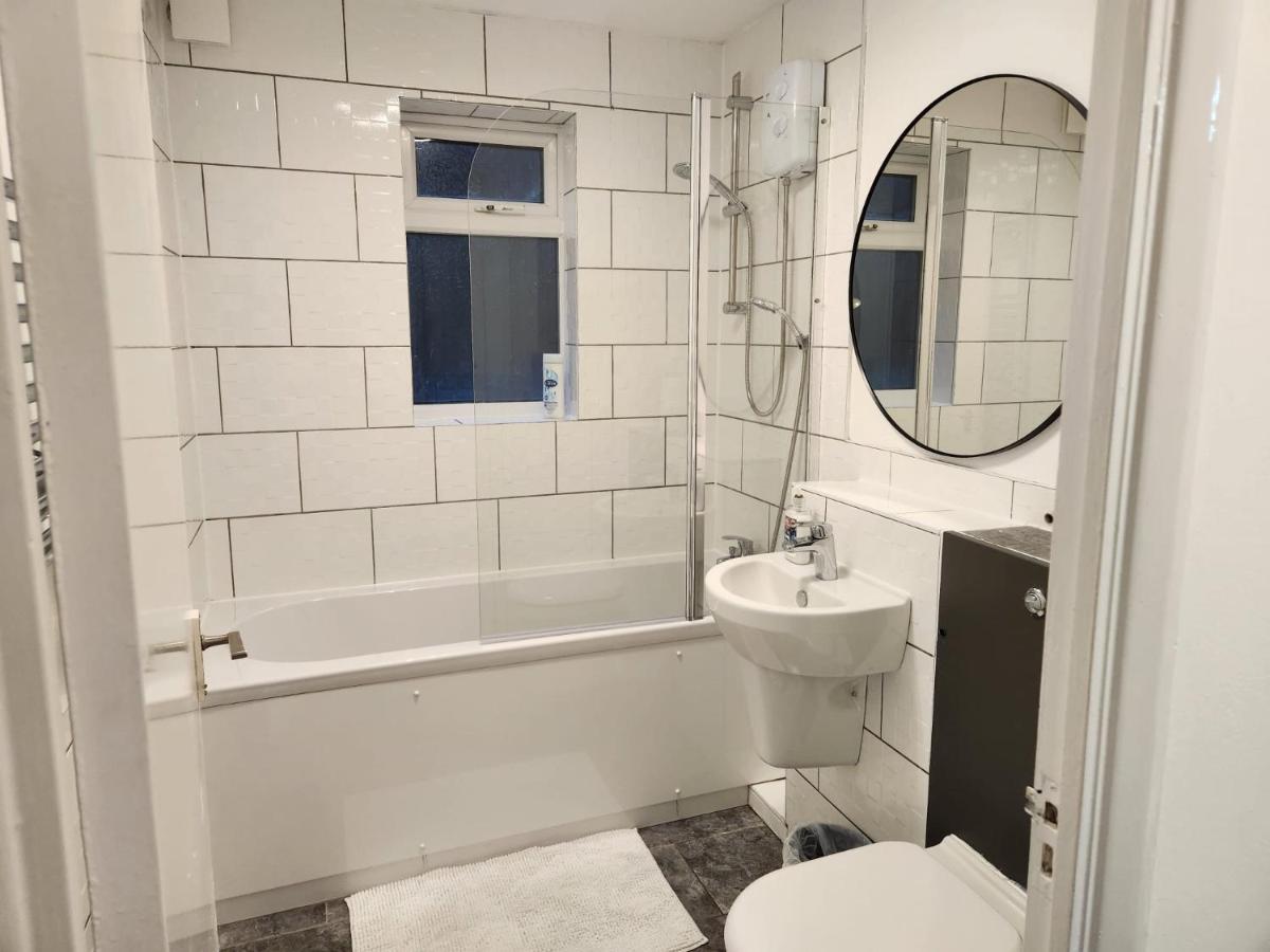 1 Bedroom Service Apartment With Netflix Уэст-Таррок Экстерьер фото